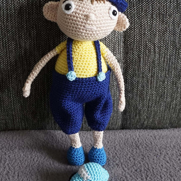 Amigurumi Häkelanleitung für den kleinen Jungen Valentin mit seinem Auto