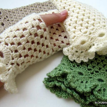 Fingerless Gloves Ruffled Around Wrist
