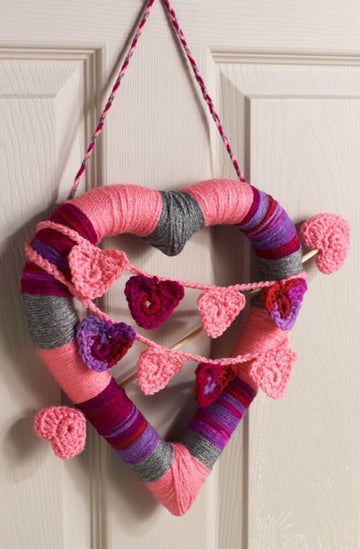Heart Wreath in Red Heart Super Saver Economy Solids - LW3531