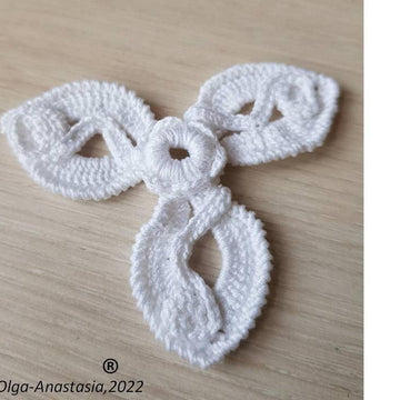 Flower with 3 petals and scrolls on top