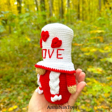 Gnome Valentina in red