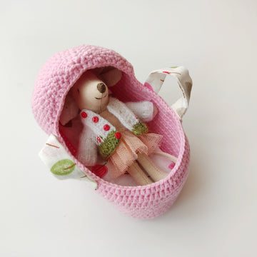 Carry cot for miniatures
