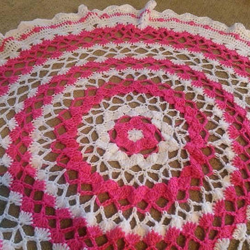 Trellis Waves Round Afghan