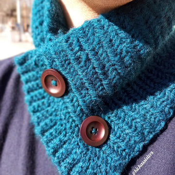 Cowl with buttons for men