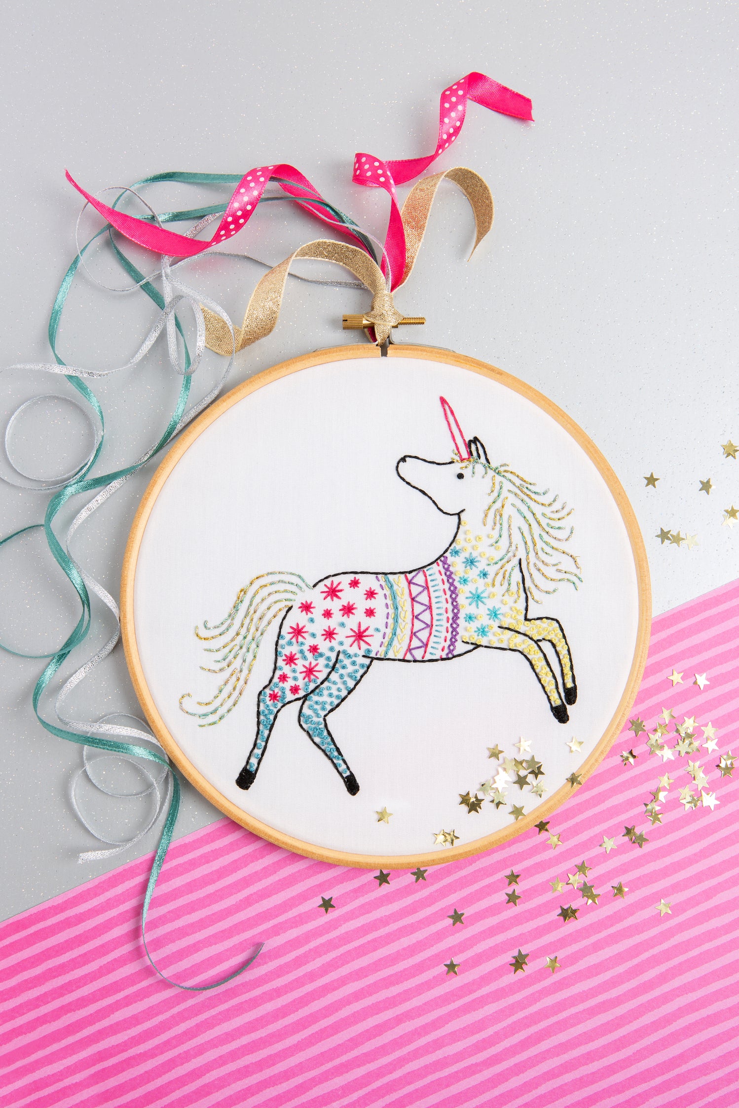 Hawthorn Handmade Unicorn Contemporary Printed Embroidery Kit - 15 x 15cm / 5.9 x 5.9in