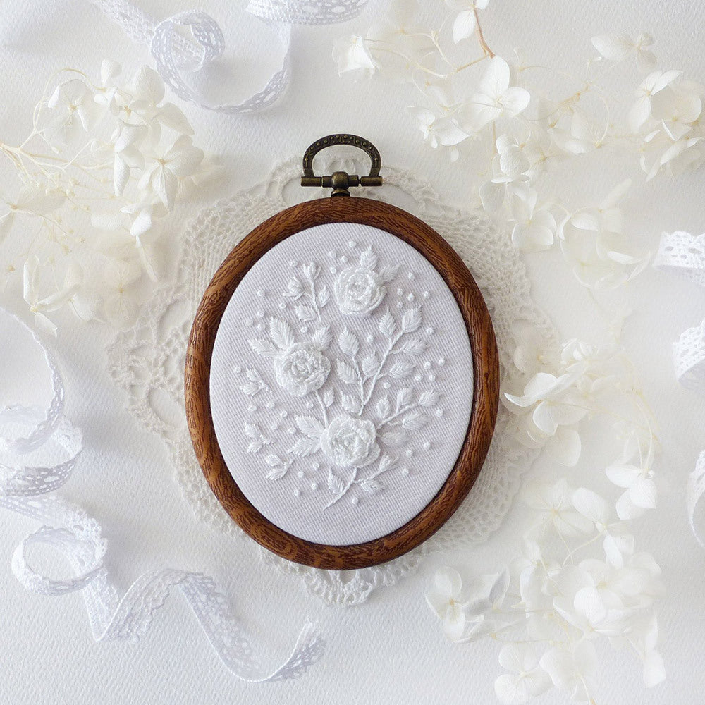 Tamar White Roses Printed Embroidery Kit - 4in