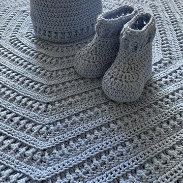 Pegasus Baby Girl & Boy Bootie and Hat Set N 625