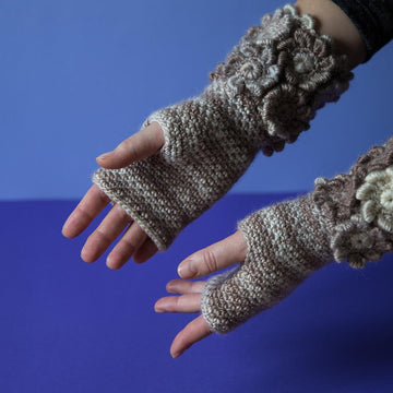 Lovers of flowers mittens
