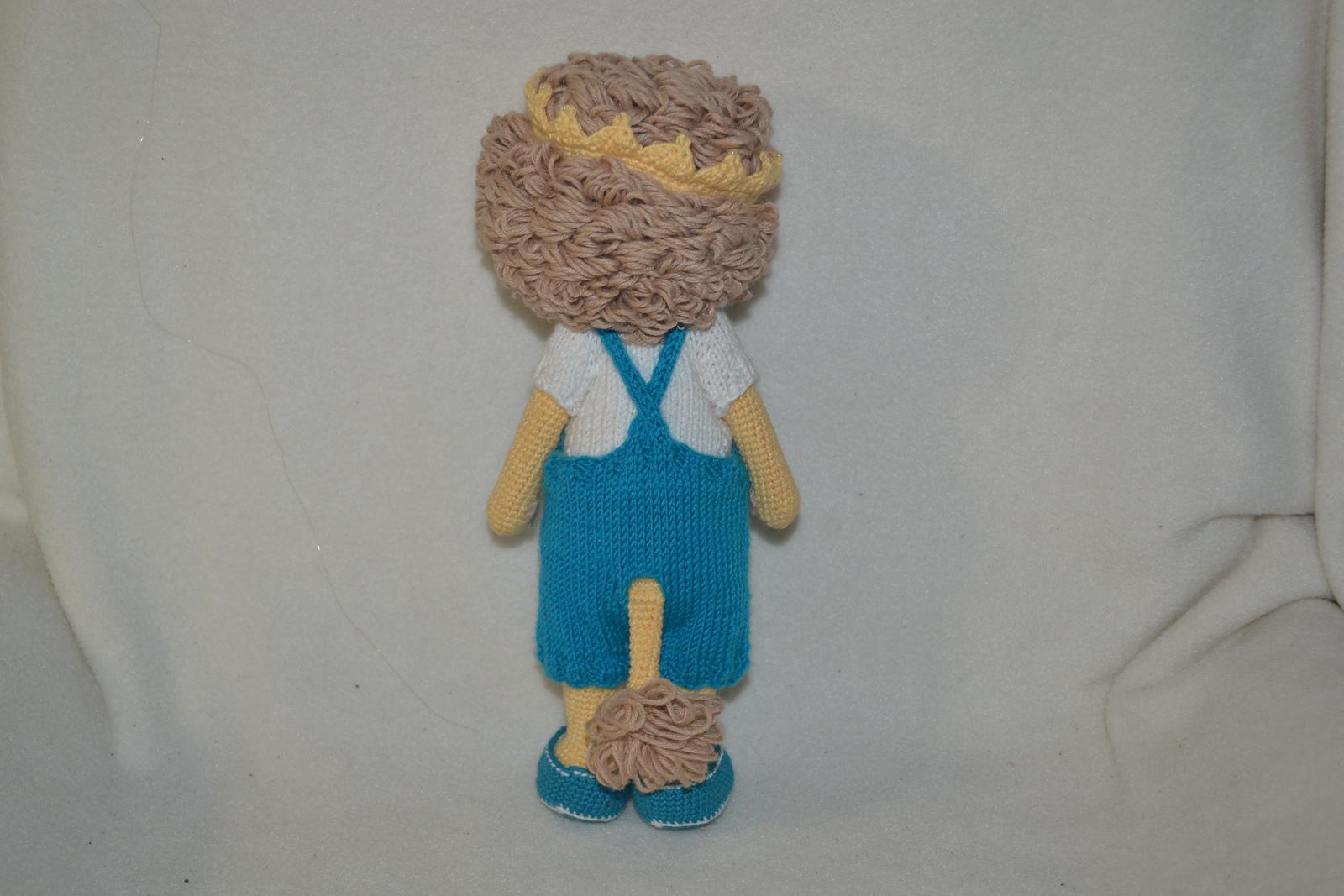 Leo the lion amigurumi doll