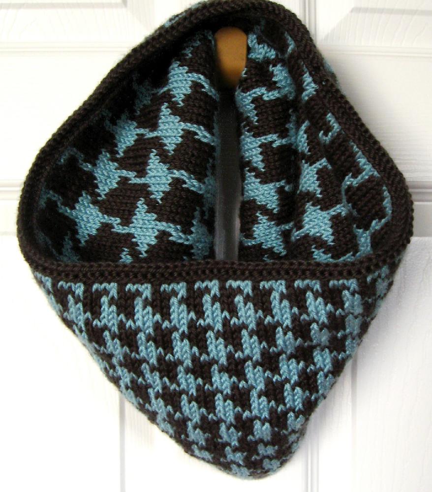 Reversible Houndstooth Cowl