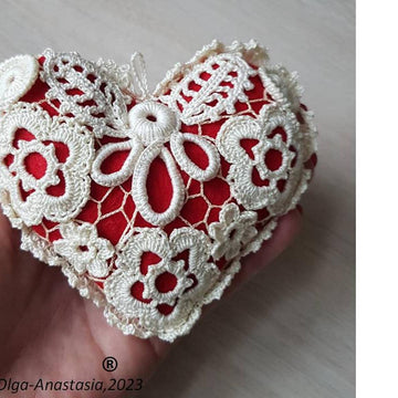 Pillow for needles heart with Irish lace