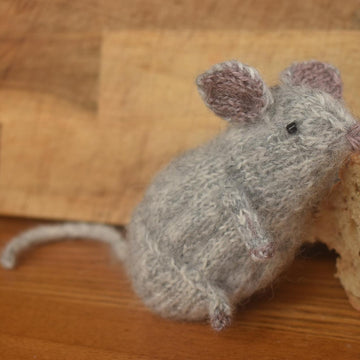 Wee Mouse Knitting Pattern