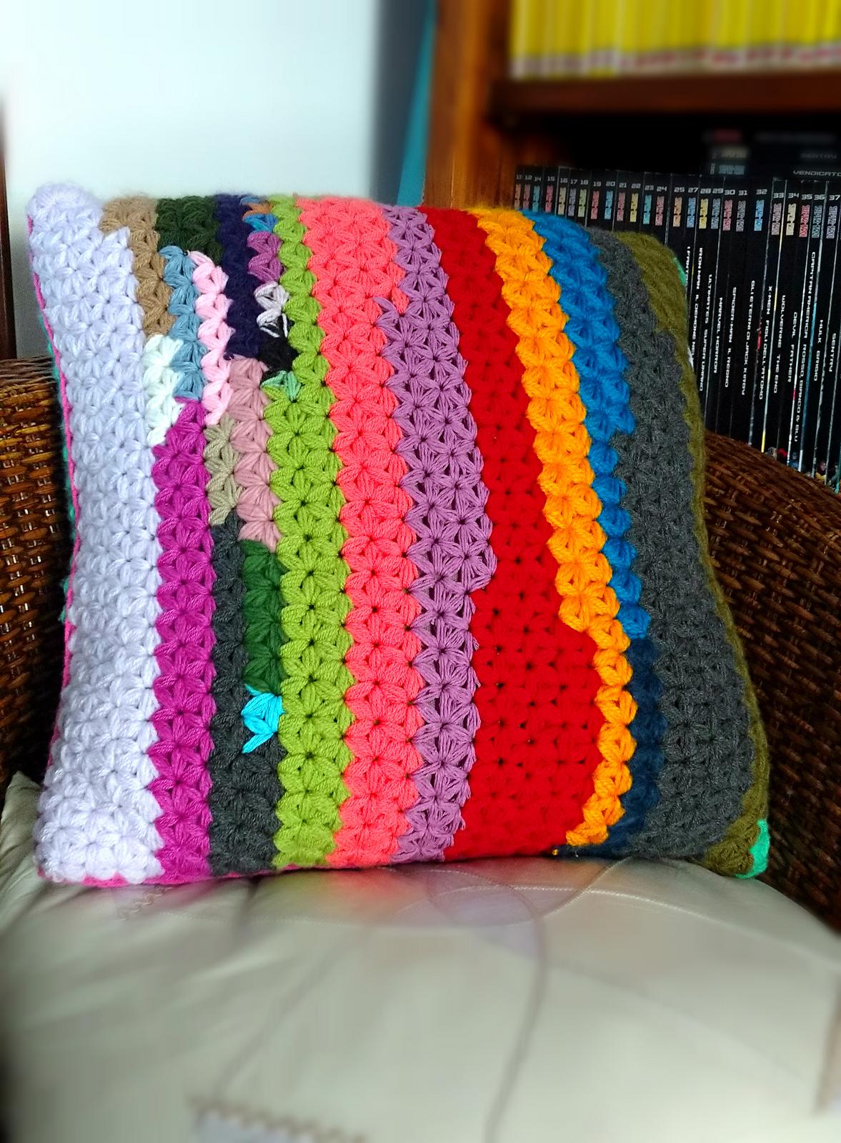 Pillow cover in jasmine stitch