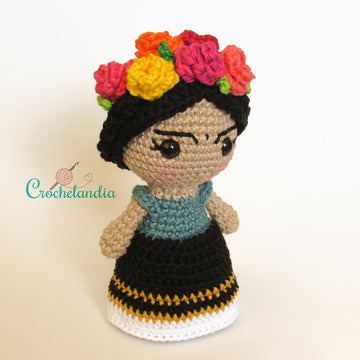 Frida amigurumi doll - crochet pattern by Crochelandia
