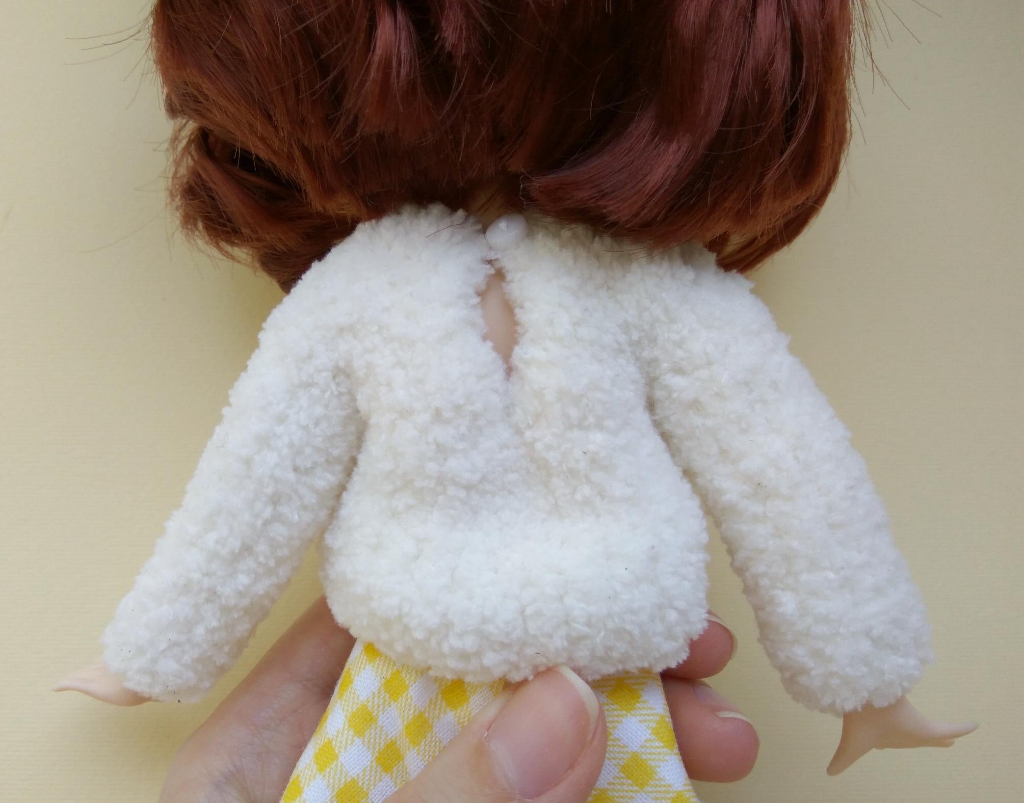 Fluffy sweater for Blythe