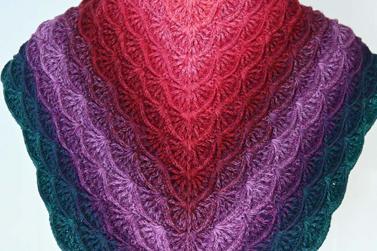 Triangular shawl "Aurelia"