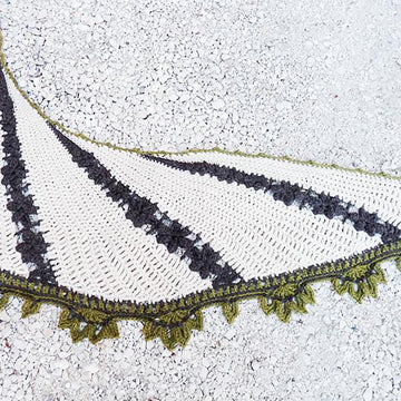 Badiane [bah-dee-ahn] bulky  shawl