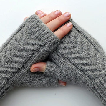 Fingerless gloves with braid