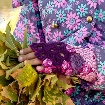 Bright fingerless gloves for girls