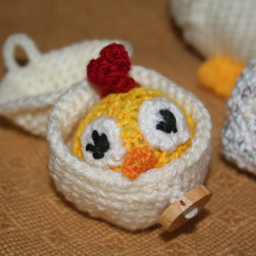 Huhn mit Küken und Ei