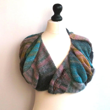 Entrelac shoulder hugger
