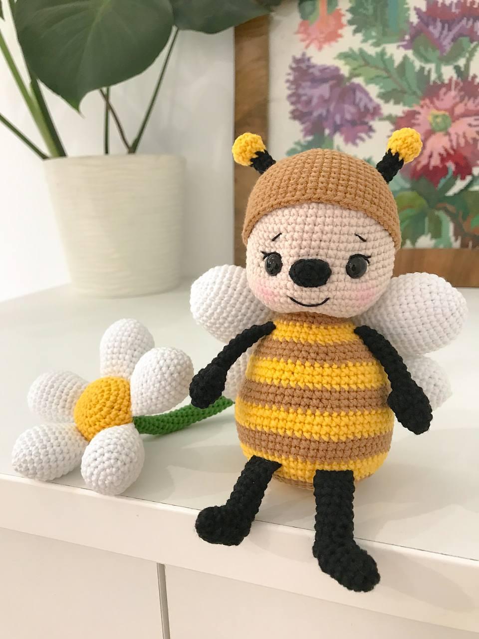 Bee with a daisy flower Crochet Pattern