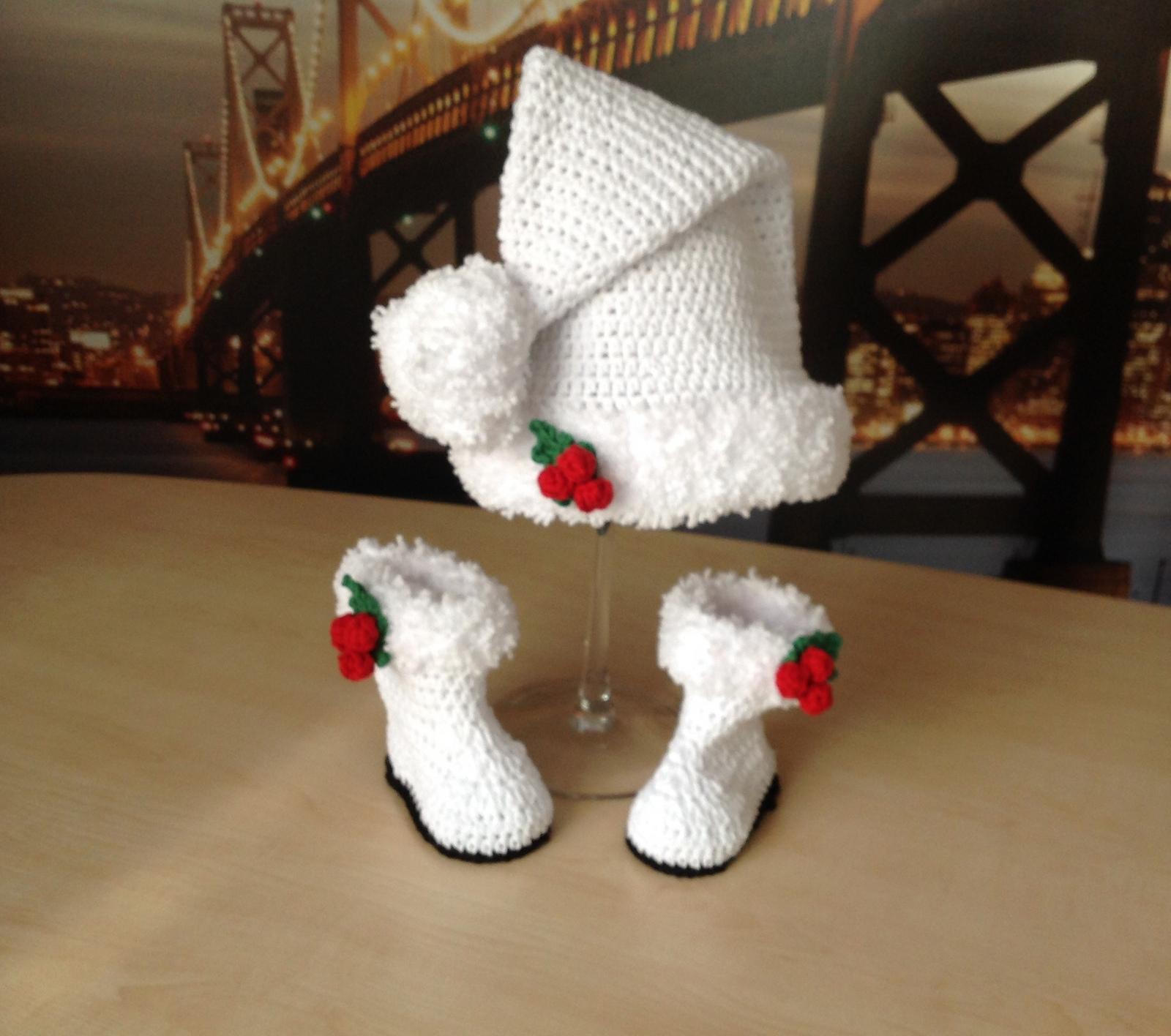Santa Baby Bootie & Hat Set N 333