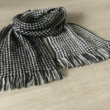 Hounds tooth fringed scarf