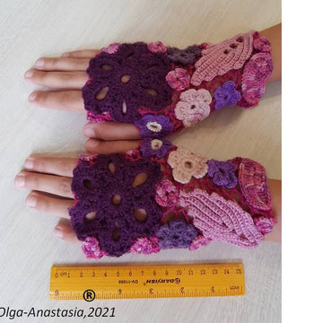 Bright fingerless gloves for girls