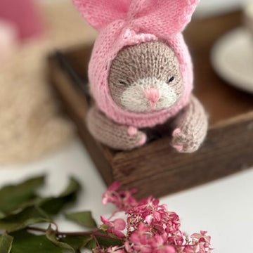 Sleeping kitten knitting pattern.