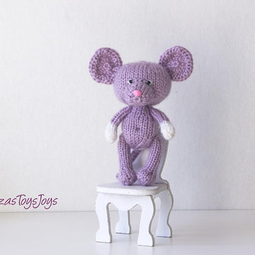 Mouse with piece of cheese