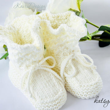 Baby booties with edge