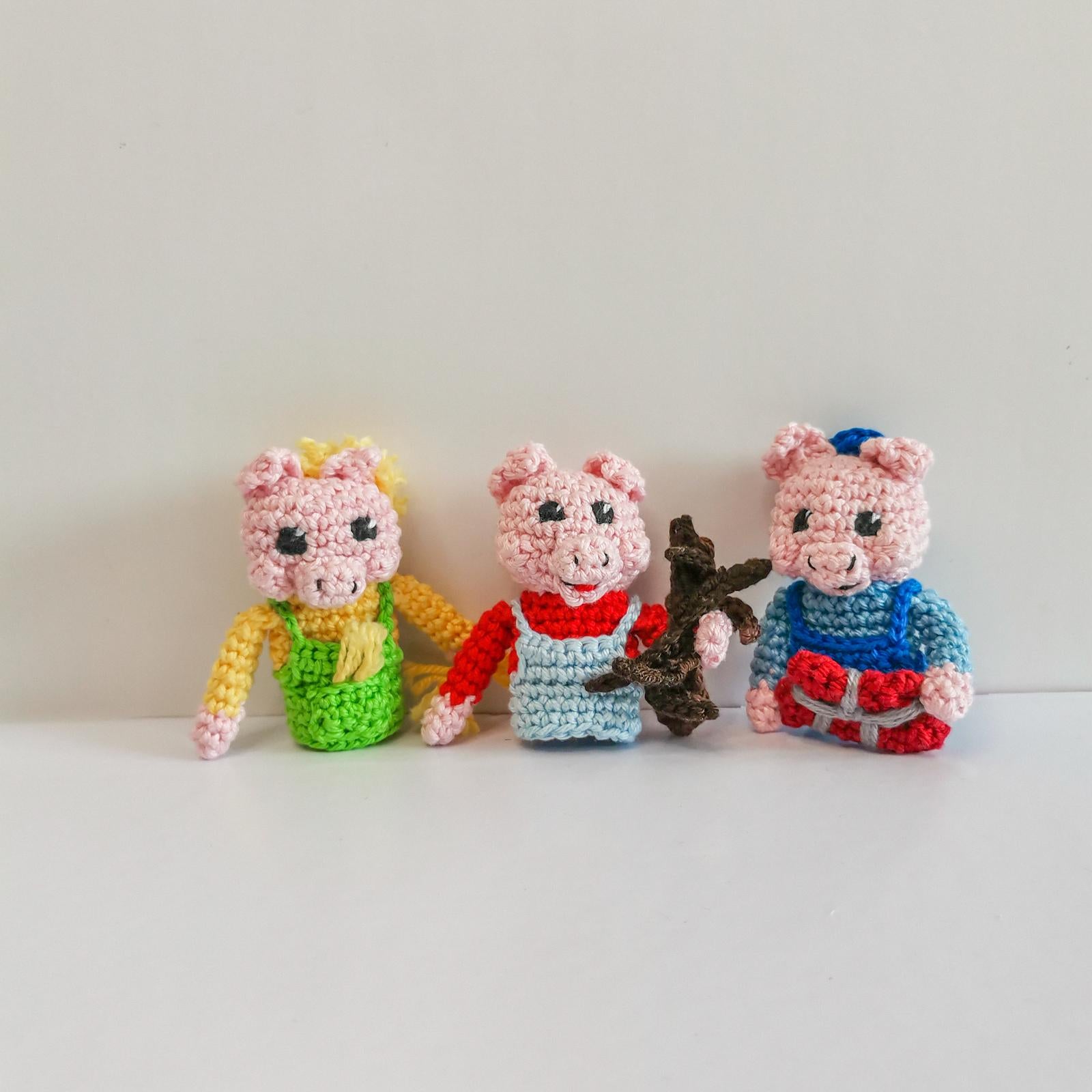 Three little pigs and wolf