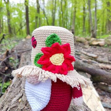 Gnome in a straw hat