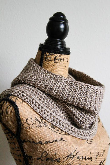 Spider Stitch Trimmed Cowl