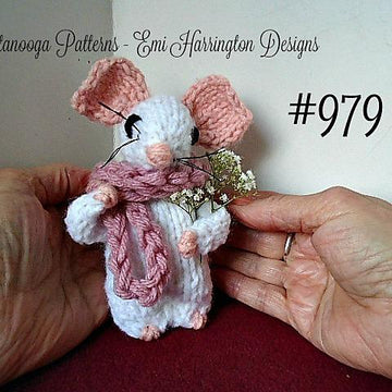 979-Knit Mouse with Bouquet