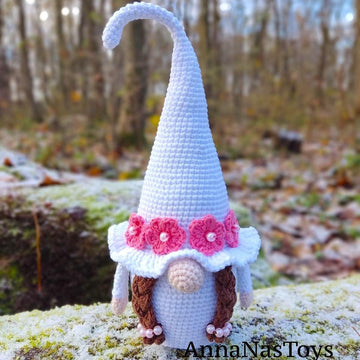 Gnome bride and groom