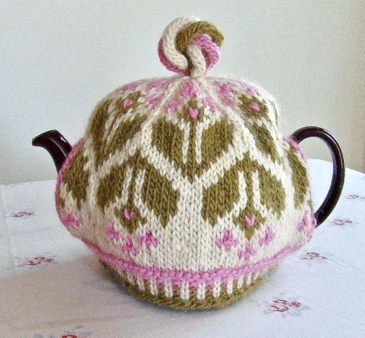 Blanket, Hat & Booties in Hayfield Baby Bonus Spots - 5445 - Downloadable PDF