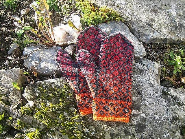 Diamonds Mittens