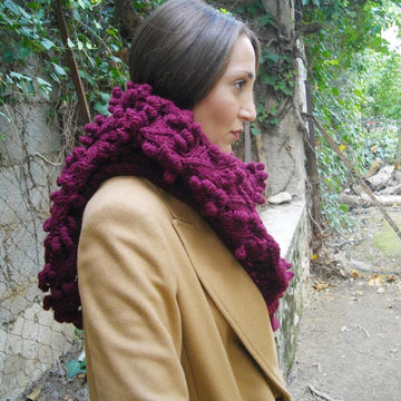 Triangular shawl with bobbles
