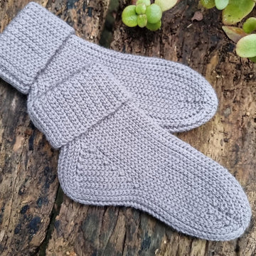 Warm unisex crochet socks with adjustable size pattern S1
