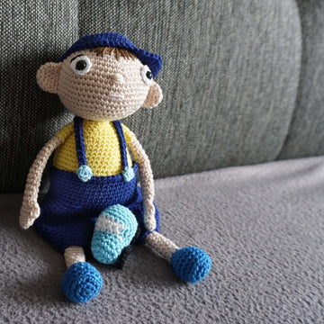 Amigurumi Häkelanleitung für den kleinen Jungen Valentin mit seinem Auto