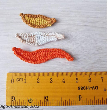 Leaves in three sizes in autumn crochet decor