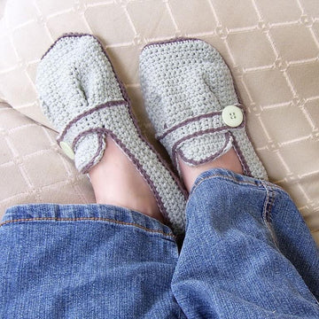 Ladies Sporty-Casual Crocheted Flats