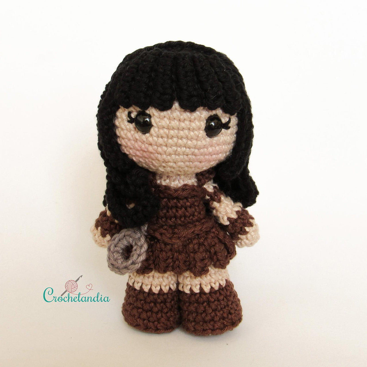 Xena amigurumi doll - crochet pattern by Crochelandia
