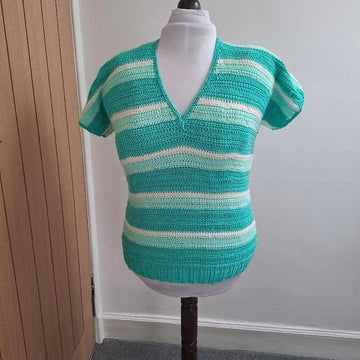 Emily Top Fitted V-neck tee with sleeves