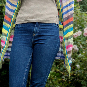 Strickjacke mit bunten Streifen