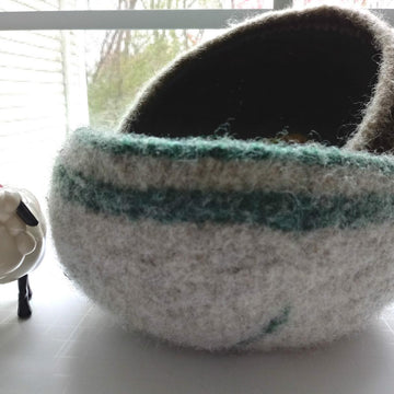 Knit and Felt a pretty yarn bowl