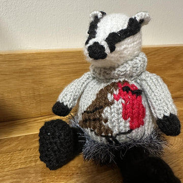 BADGER WEARING (CHRISTMAS) ROBIN JUMPR/HOODIE TERRY’S CHOCOLATE ORANGE COVER/STUFFED ORNAMENT KNITTING PATTERN