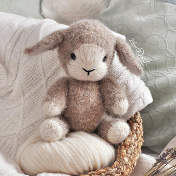 Baby Lamb knitting pattern, in the round pattern